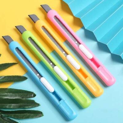 Deli Plastik Dar Maket Bıçağı 9 mm Karışık Renk 2025 (1)